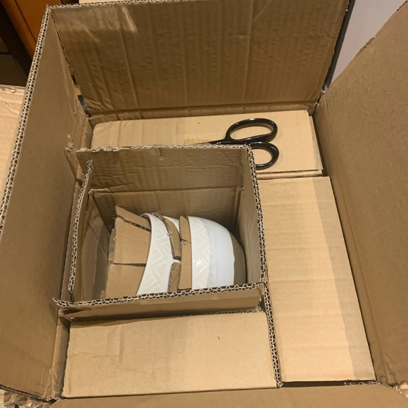 Brand new 16 piece setting for 4 - Picture 7 of 10